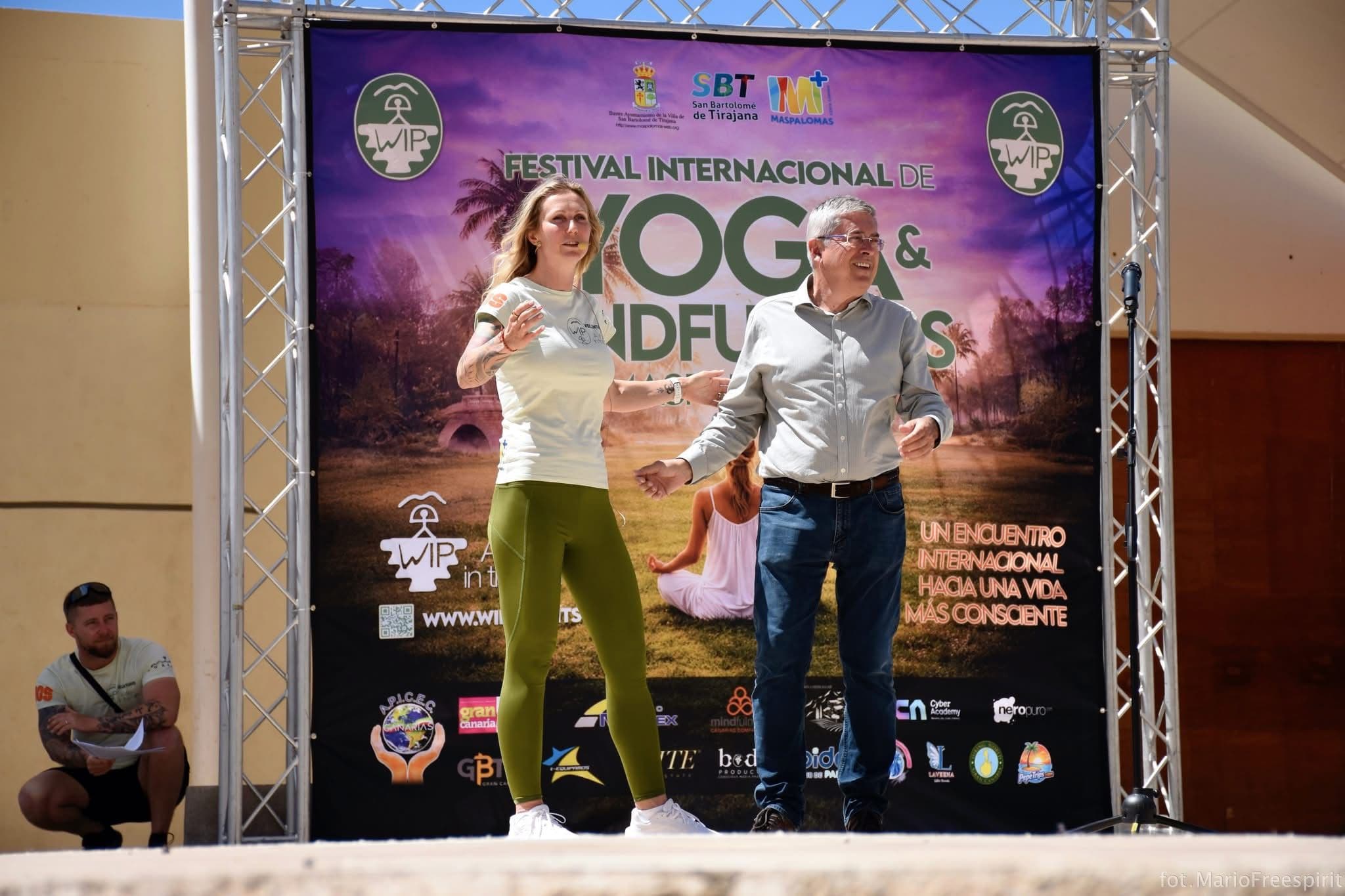 Encuentro de Festival con miembros de la comunidad practicando juntos al aire libre