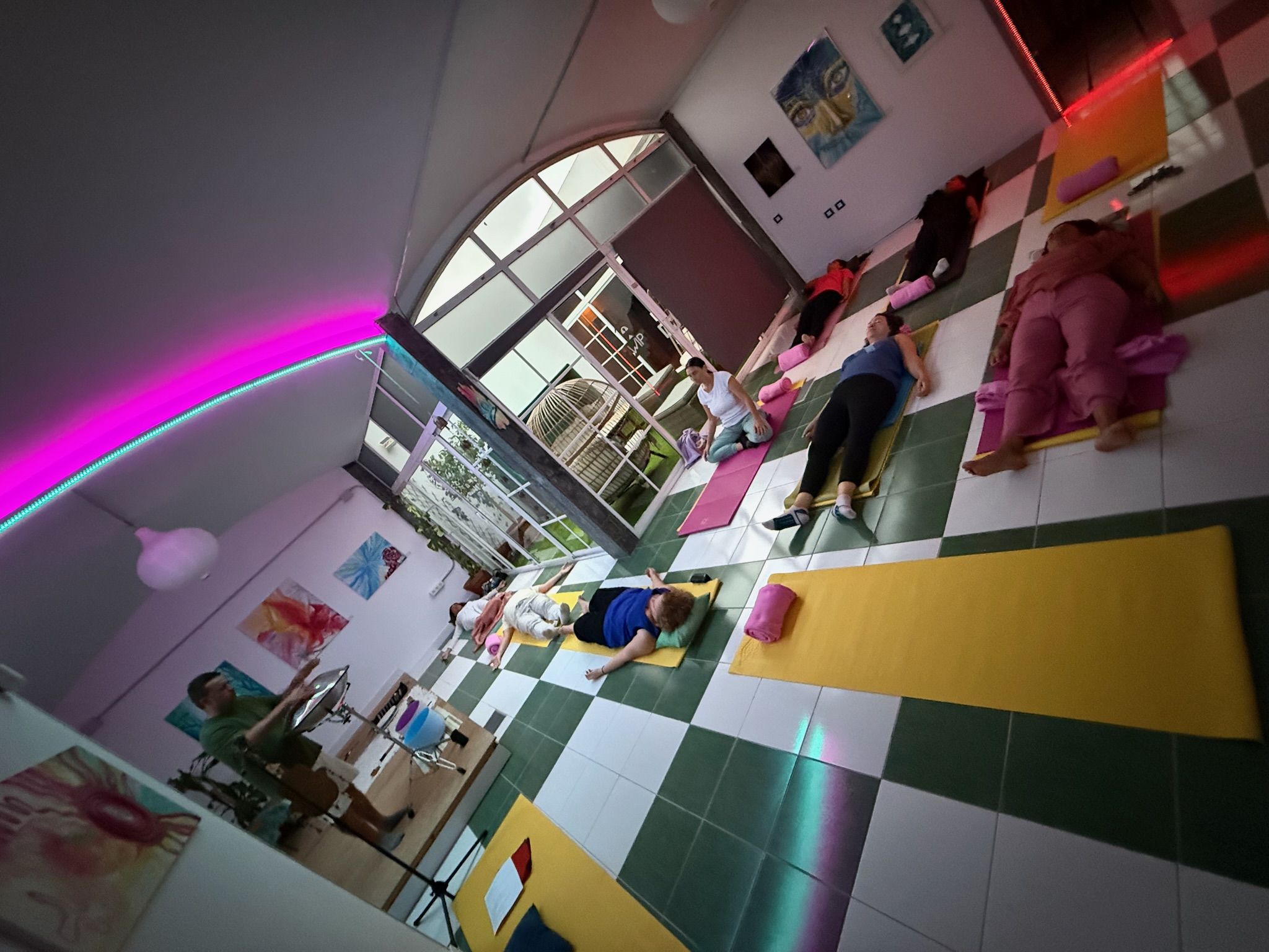 Sound Bath con cuencos tibetanos en el WIP Center
