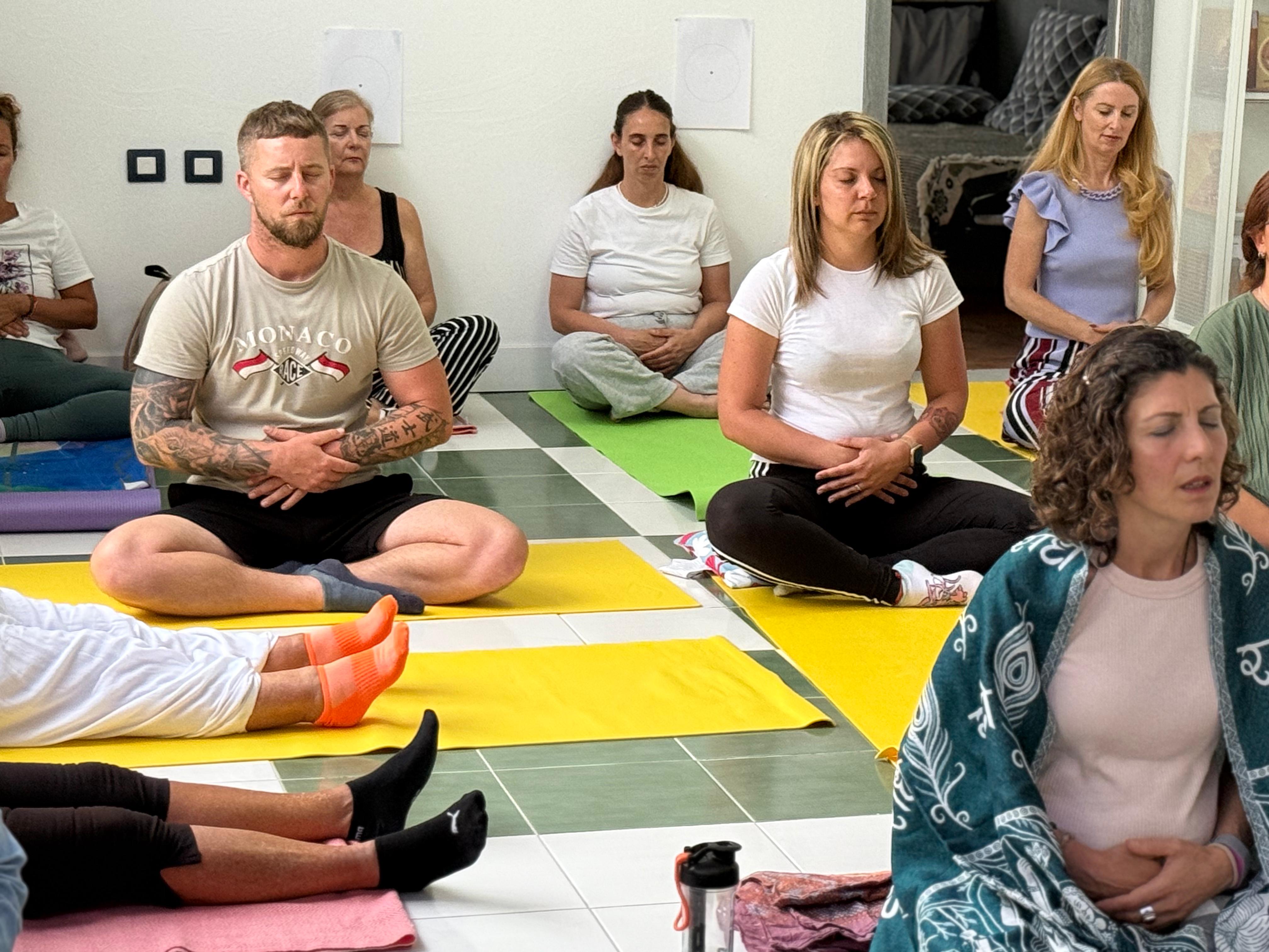 Bénévoles du WIP Festival profitant d'une séance de yoga